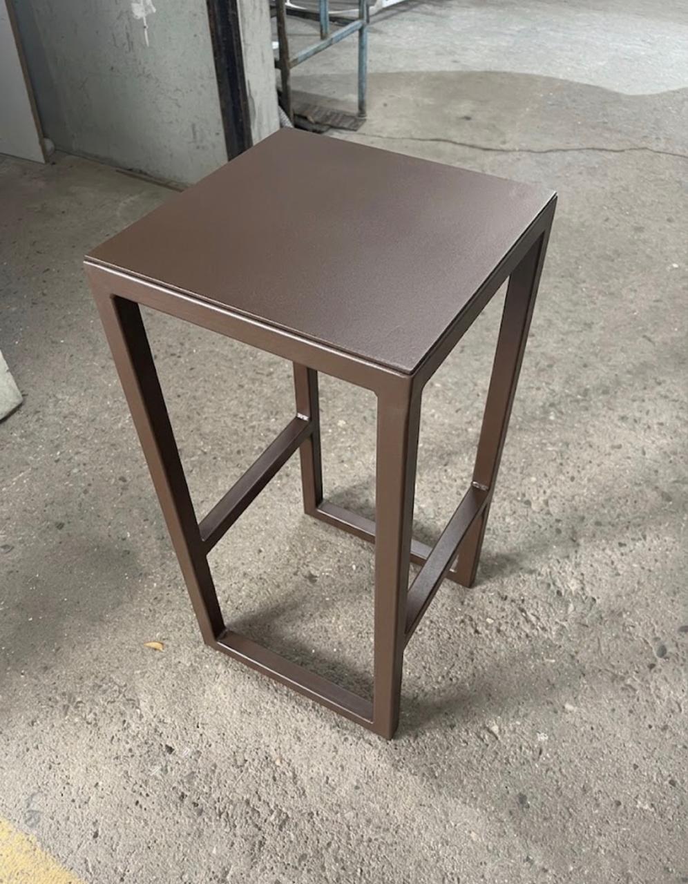 Producen banquito de metal en clase de soldadura